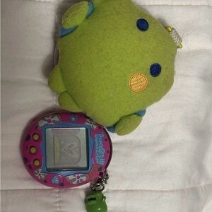 Pink Tamagotchi connection with kutchipatchi holder.